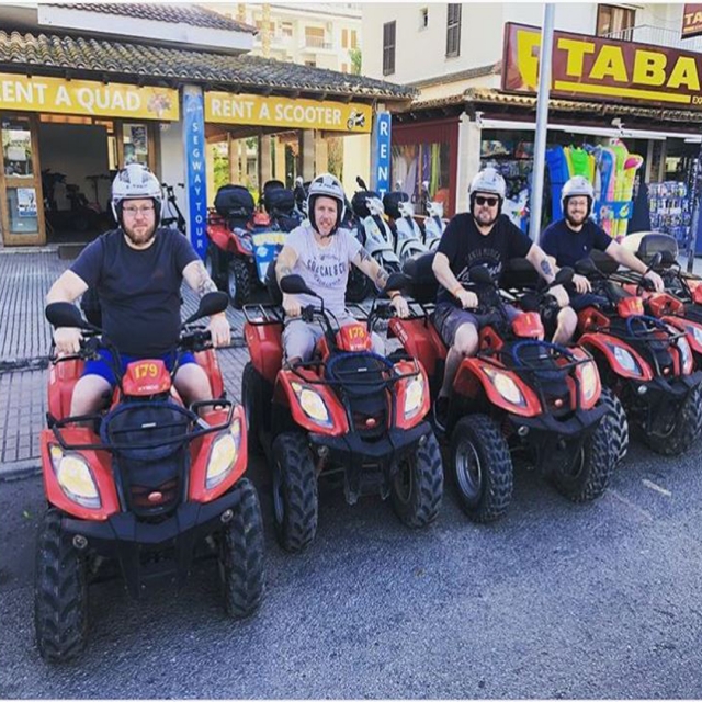 Excursión de amigos con quads