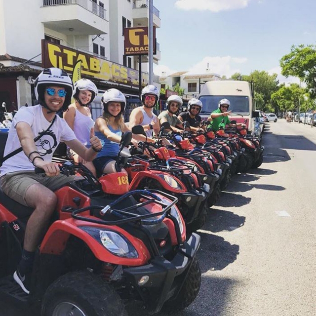 Amigos sobre los quads antes de partir