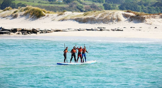 Amigos a bordo de la tabla de Big SUP