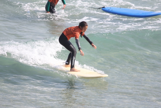 Alumna de surf durante la clase