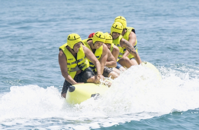 Cayendo al agua desde la banana