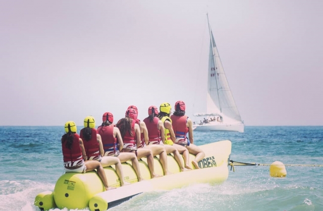 A bordo de la banana junto al velero