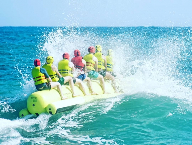 A toda velocidad en la banana boat