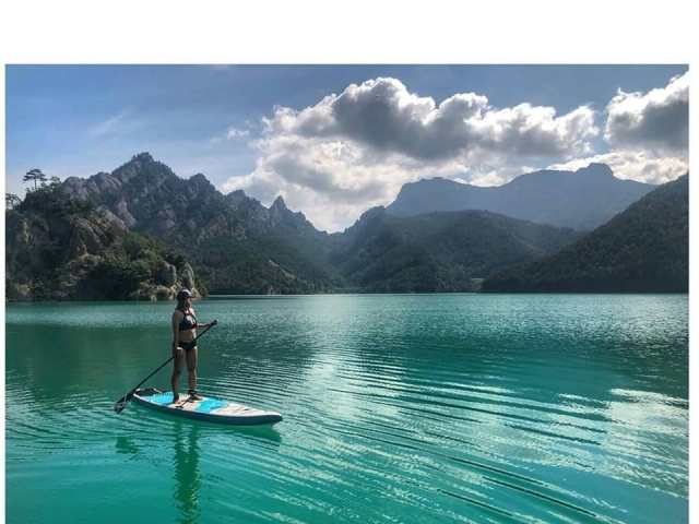  在水库中划桨 SUP 板 