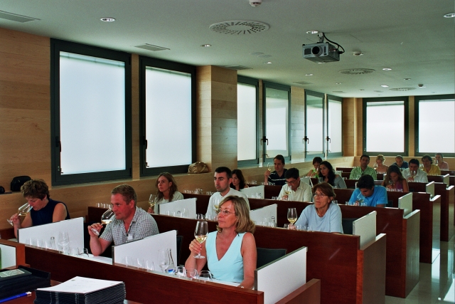 Alumnos en el aula de catas