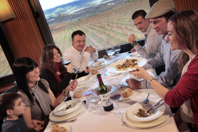 Restaurante panorámico con vistas a los viñedos