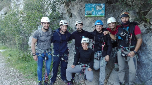 Equipo de barranquismo en ruta