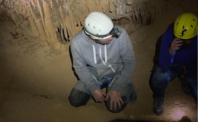 Junto al espeleólogo en la cueva