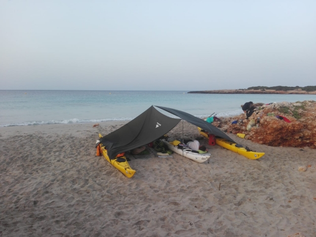 Kayaks al anochecer en la playa