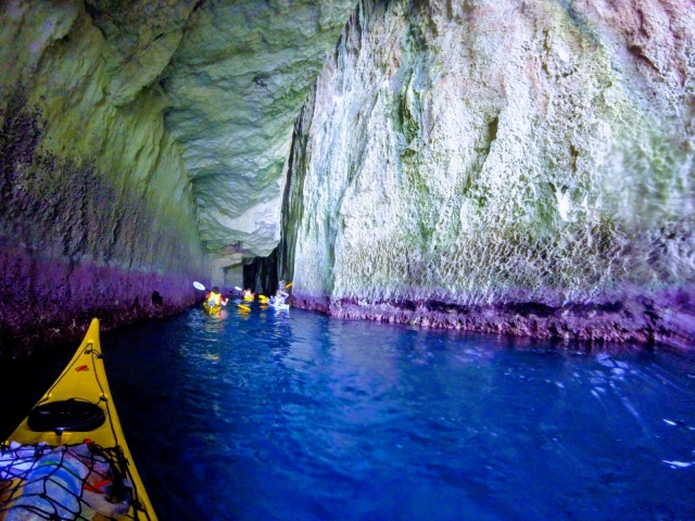 Kayaks en la cueva
