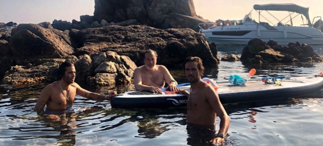  海湾中的 SUP 冲浪板旁边 
