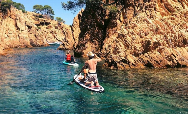  穿过海湾的桨冲浪路线 