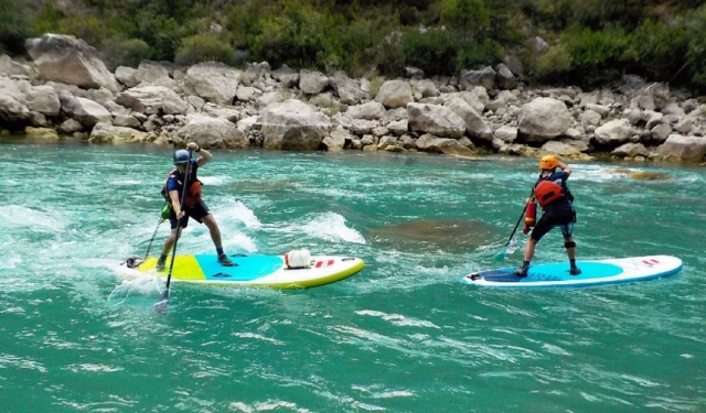 e-19755264-pasando-los-rapidos-con-las-tablas-de-paddle-surf15869393761504.jpg