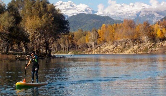 e-19755266-paddle-surf-bajo-las-montanas-nevadas15869410878546.jpg