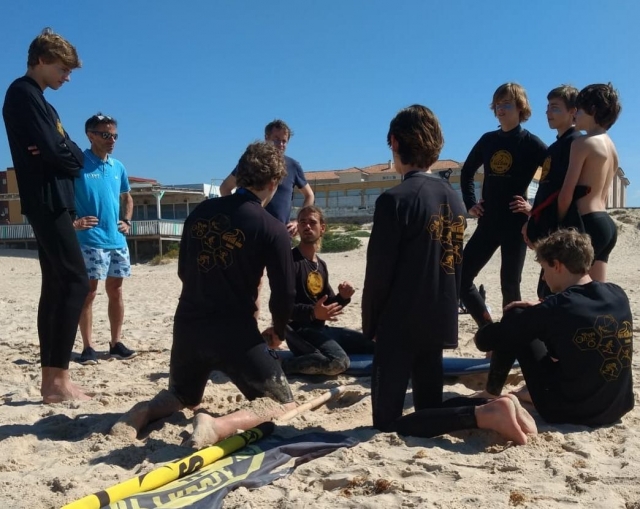  Na areia ao lado do instrutor de surf 