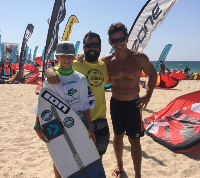  Aluno com os professores de surf 