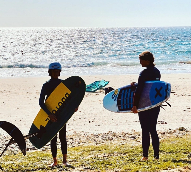  Com as pranchas de surf na praia