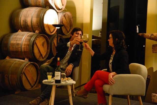 Brindando junto a las cubas de vino