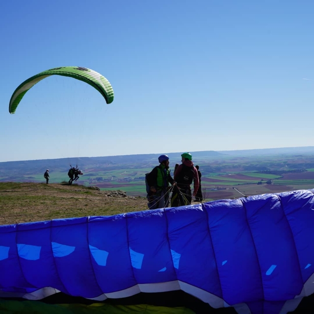 En tierra antes de despegar con el parapente