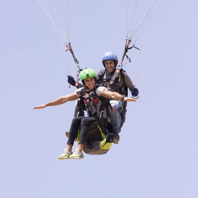 Dejándose llevar durante el vuelo en parapente