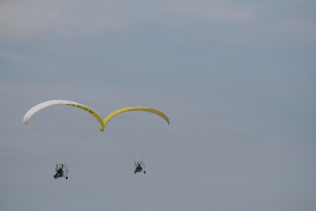 Vuelo simultáneo en paramotor