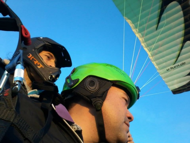 Junto al piloto en el paramotor