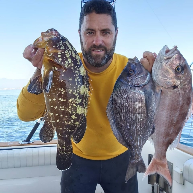  Zeigt den gefangenen Fisch der Kamera 
