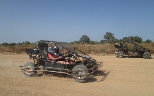 Buggys auf der unbefestigten Straße 