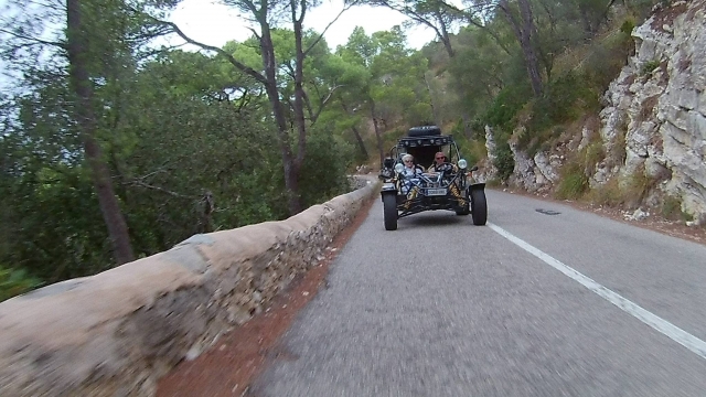  Pereja im Buggy auf der Straße 