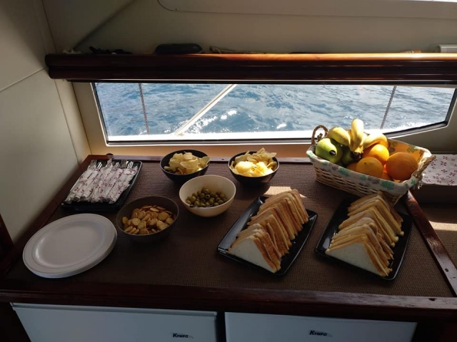  Tout est préparé pour l'apéritif à bord 