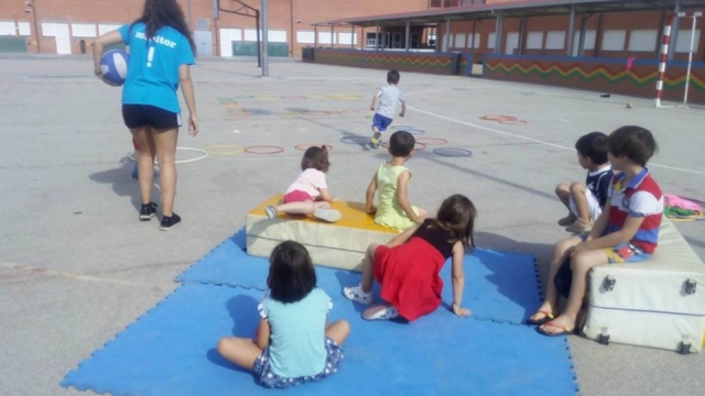 Jugando con los amigos del campamento