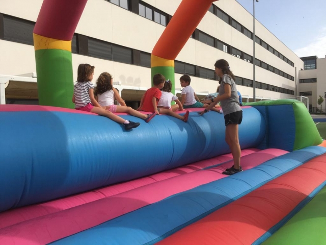 Jugando en el hinchable