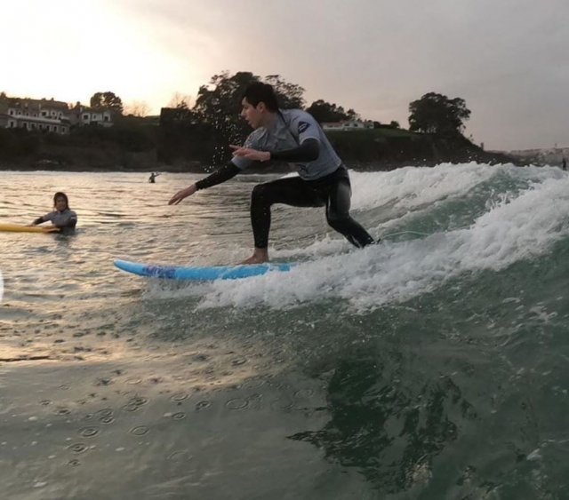  冲浪学生在海浪中 