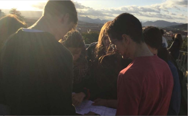 Equipo estudiando los acertijos