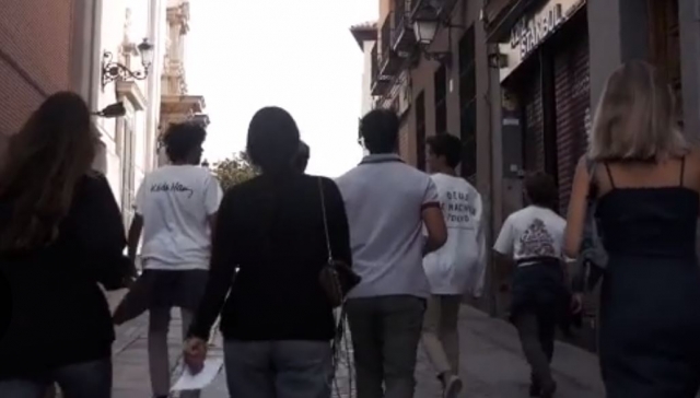 Grupo por la ciudad jugando