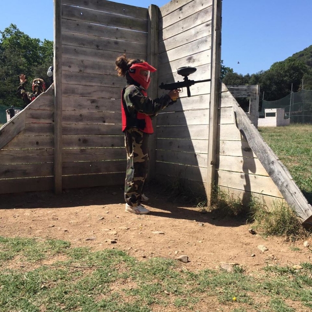 e-19755519-nina-jugando-al-paintball15906617841224.jpg