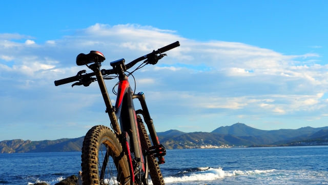 Bici elettrica di fronte al Mediterraneo 