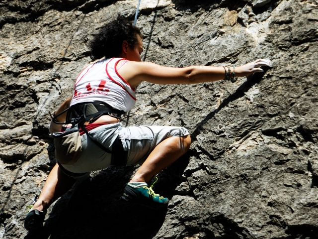 Chavo escalando