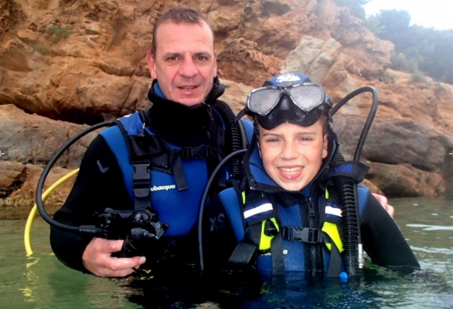  Jovem no seu baptismo de mergulho 