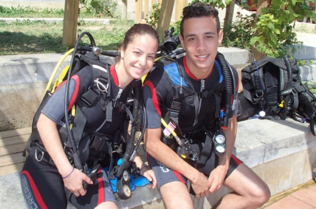  Casal de mergulhadores com o equipamento preparado