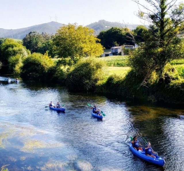 Remando en las canoas por el rio