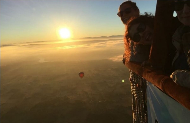 Contemplando el amanecer en globo