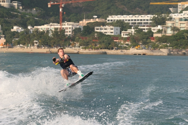 Practicando wakeboard en Badalona