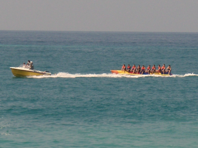 Lancha jalando de la banana boat