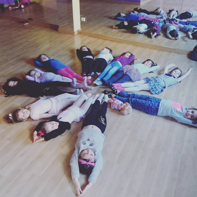 和朋友一起伸展运动 