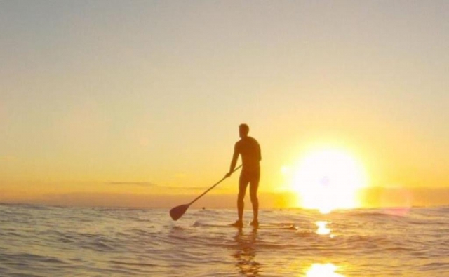 Paddle surf al atardecer