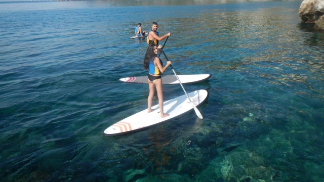 Practicando paddle surf en las costas andaluzas