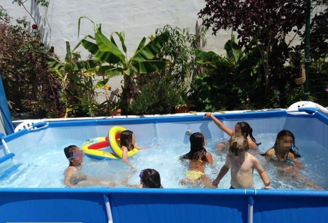  泳池里的有趣游戏