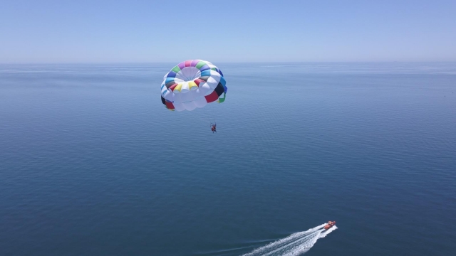 Volando sobre el Mediterraneo en parasailing
