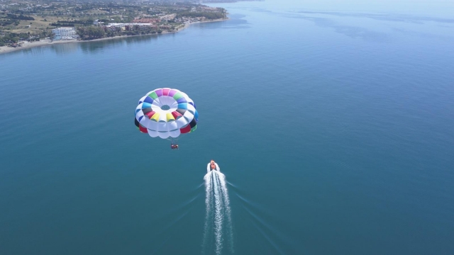 Vista del parasailing sobre el mar